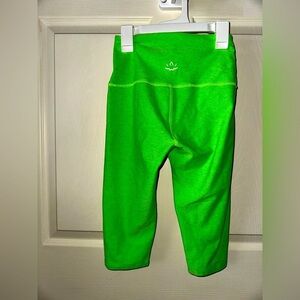 Beyond Yoga women’s neon green cropped capri leggings XS gym athletic activewear